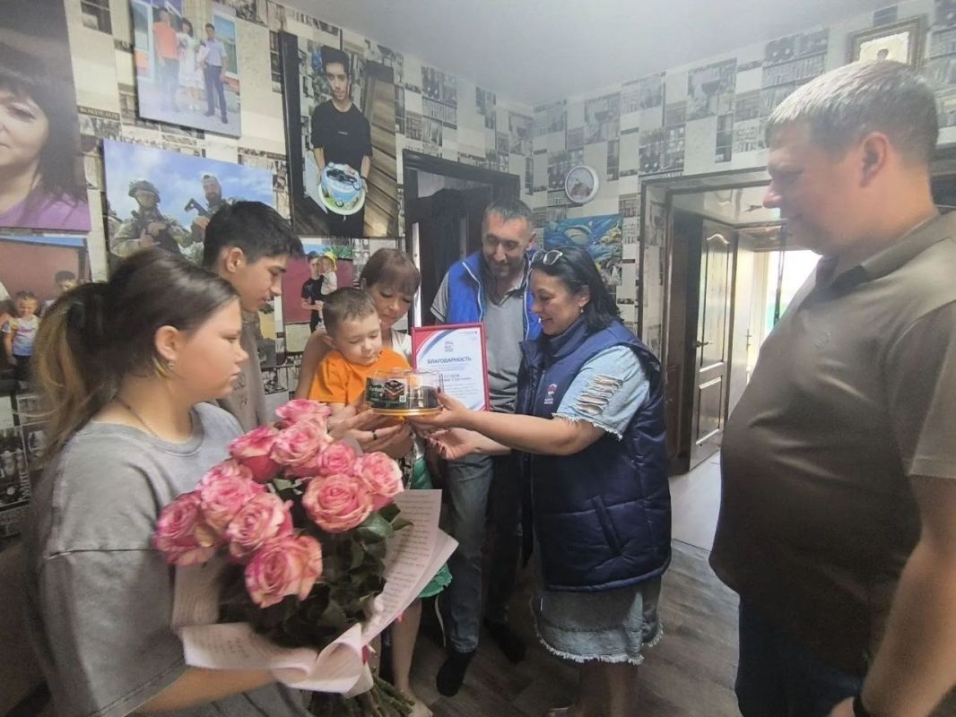 В День семьи, любви и верности вместе с коллегами-депутатами поздравили семью Сердюк В День семьи, любви и верности вместе с коллегами-депутатами поздравили семью Сердюк