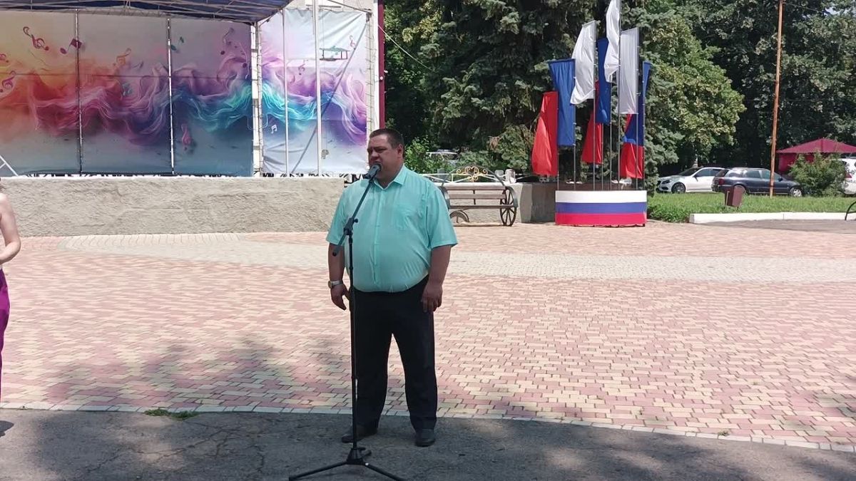 В Ровеньках прошла «Семейная гостиная под открытым небом» Сегодня в Ровеньках состоялось яркое и душевное праздничное мероприятие — «Семейная гостиная под открытым небом»
