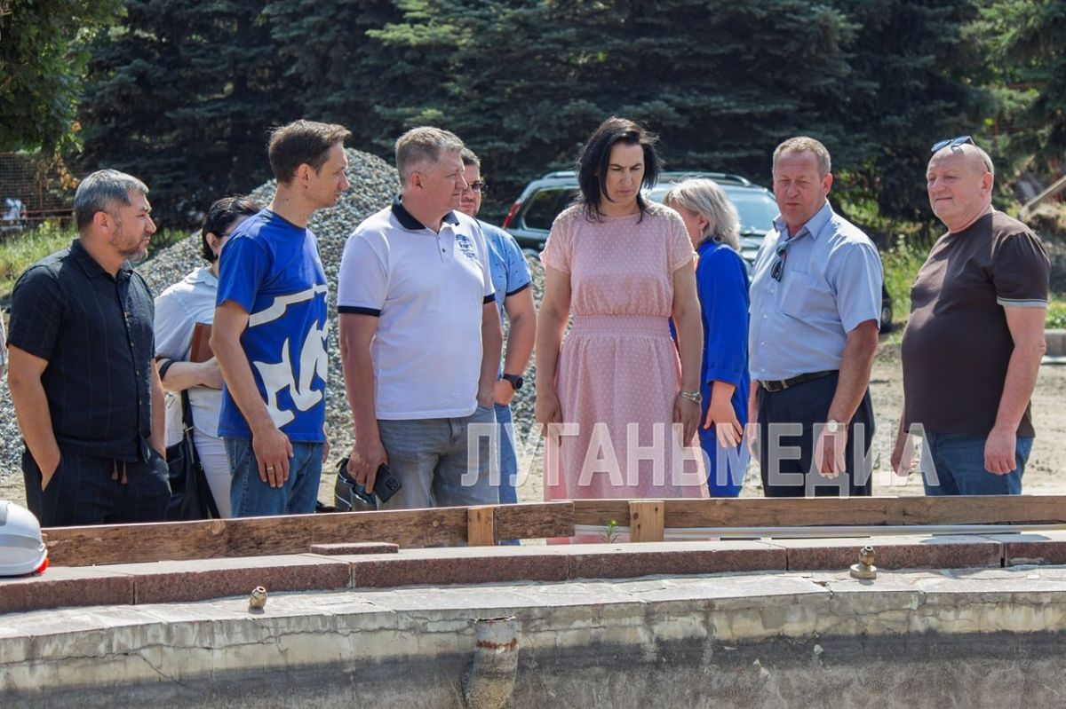 Руководители города Луганска проверили ход работ по реконструкции сквера имени Матусовского Руководители города Луганска проверили ход работ по реконструкции сквера имени Матусовского