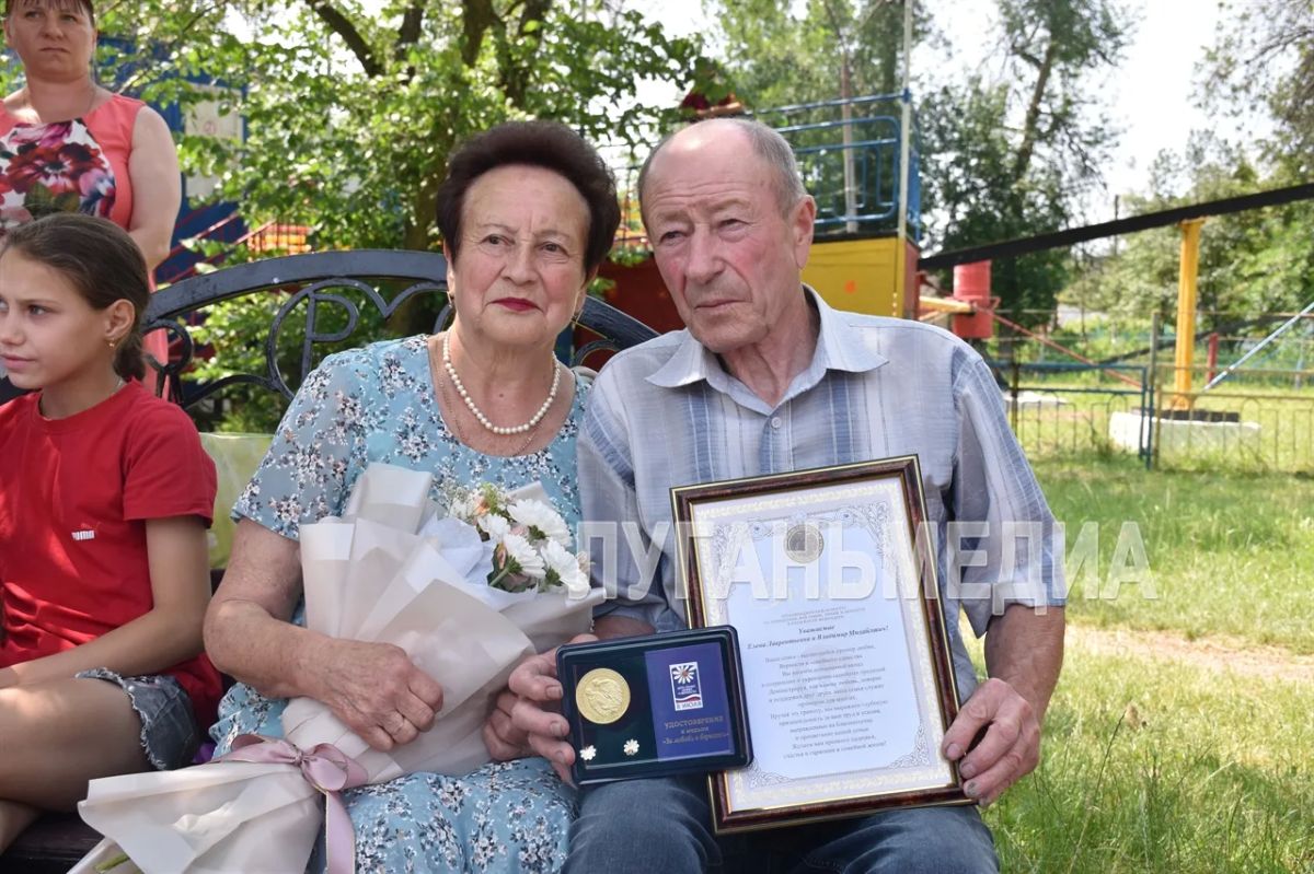 В Ровеньках прошло праздничное мероприятие в честь Дня семьи, любви и верности В Ровеньках прошло праздничное мероприятие в честь Дня семьи, любви и верности