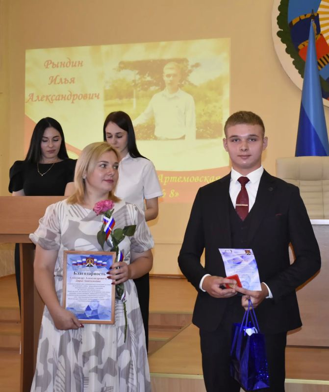 Золотой фонд Перевальского округа: Глава муниципалитета чествовал выпускников-медалистов (ФОТО, часть 1) Золотой фонд Перевальского округа: Глава муниципалитета чествовал выпускников-медалистов (ФОТО, часть 1)