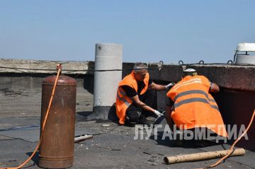 В Брянке единая управляющая компания ремонтирует кровли многоквартирных домов