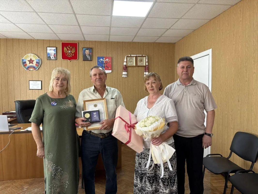 Сегодня, в День семьи, любви и верности совместно с председателем Совета Станично-Луганского МО, депутатом от партии "Единая Россия" Татьяной Пономаревой поздравили семью Макеевых с золотой свадьбой — 50-летием совместной... Сегодня, в День семьи, любви и верности совместно с председателем Совета Станично-Луганского МО, депутатом от партии "Единая Россия" Татьяной Пономаревой поздравили семью Макеевых с золотой свадьбой — 50-летием совместной...