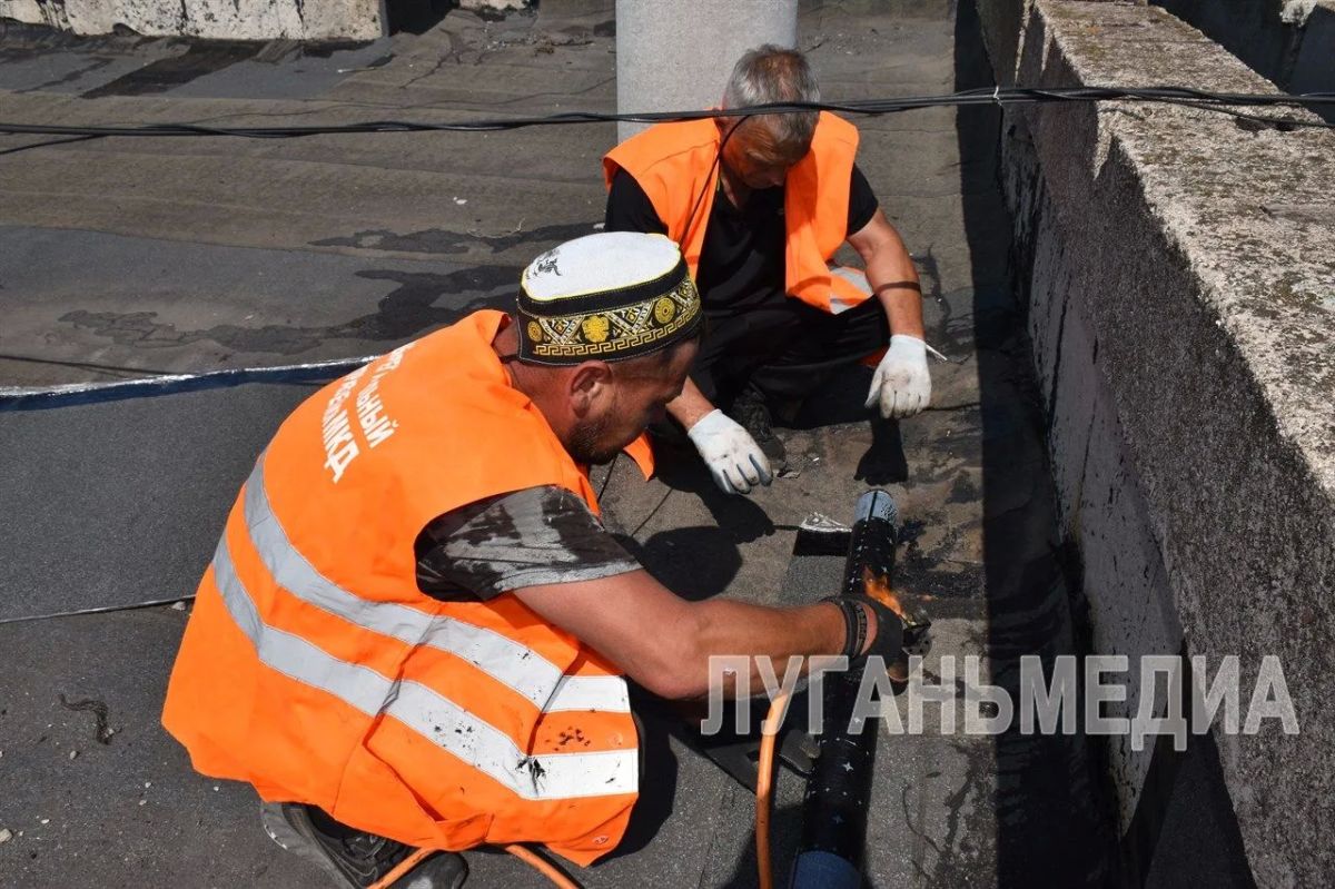 В Брянке единая управляющая компания ремонтирует кровли многоквартирных домов В Брянке единая управляющая компания ремонтирует кровли многоквартирных домов