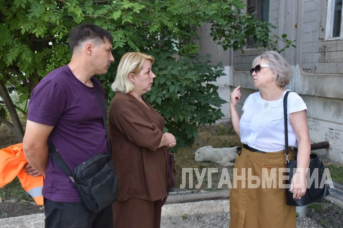 В Брянке единая управляющая компания ремонтирует кровли многоквартирных домов В Брянке единая управляющая компания ремонтирует кровли многоквартирных домов