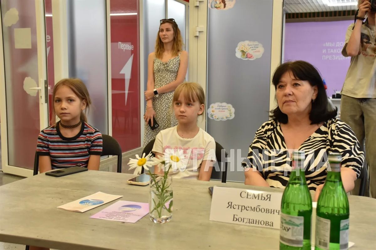 В молодежном центре города Алчевска «ПРОдвижение» состоялся фестиваль «Семейный очаг», приуроченный ко Дню семьи, любви и верности В молодежном центре города Алчевска «ПРОдвижение» состоялся фестиваль «Семейный очаг», приуроченный ко Дню семьи, любви и верности