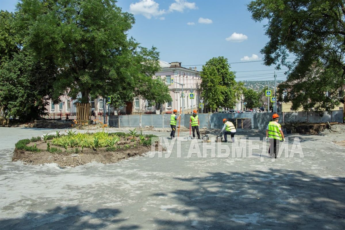 Руководители города Луганска проверили ход работ по реконструкции сквера имени Матусовского Руководители города Луганска проверили ход работ по реконструкции сквера имени Матусовского