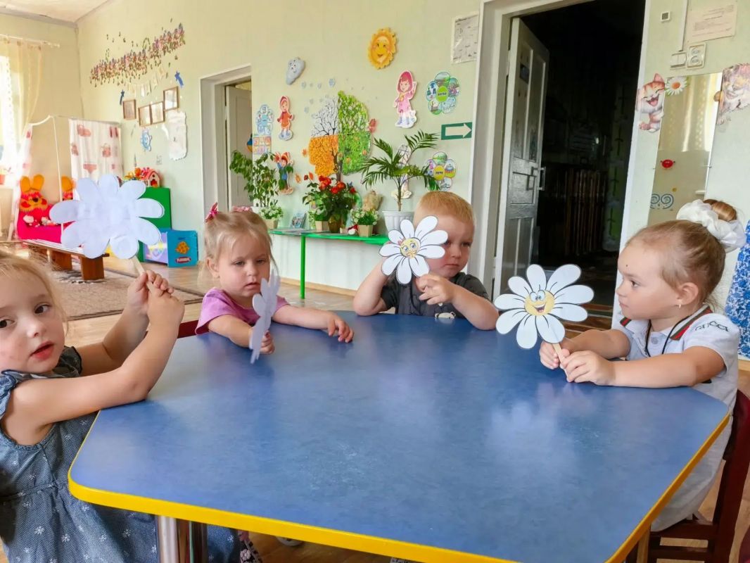 Сотрудники Детского центра Чернухинского музея провели познавательно — игровую программу для воспитанников детского сада «Ромашка», посвященную Дню любви, семьи и верности Сотрудники Детского центра Чернухинского музея провели познавательно — игровую программу для воспитанников детского сада «Ромашка», посвященную Дню любви, семьи и верности