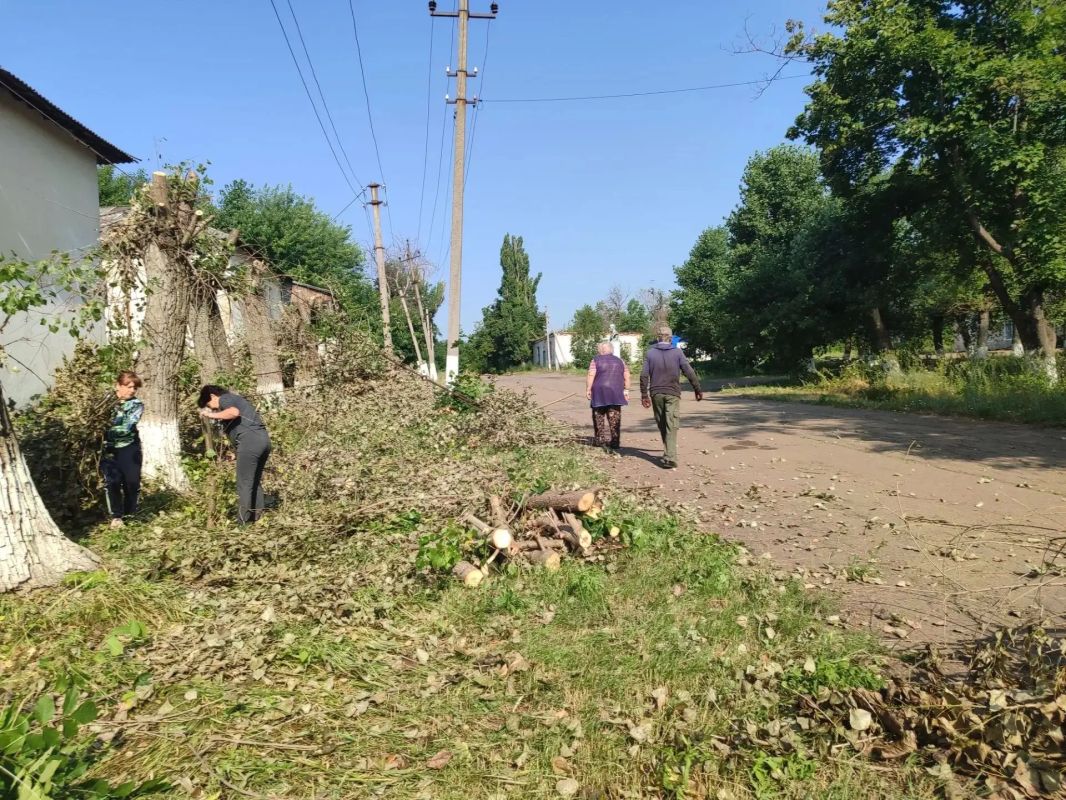 Сегодня на территории пгт. Запорожье прошел субботник по благоустройству территории Сегодня на территории пгт. Запорожье прошел субботник по благоустройству территории