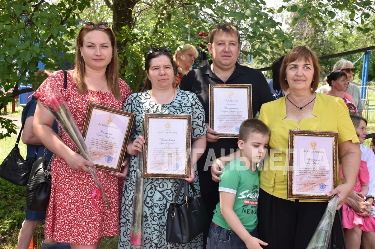 В Ровеньках прошло праздничное мероприятие в честь Дня семьи, любви и верности В Ровеньках прошло праздничное мероприятие в честь Дня семьи, любви и верности