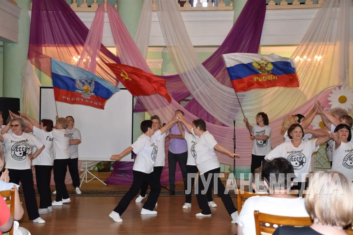 В День семьи, любви и верности в Краснодоне чествовали супружеские пары с многолетним стажем В День семьи, любви и верности в Краснодоне чествовали супружеские пары с многолетним стажем