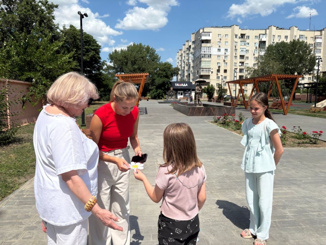 В День семьи, любви и верности волонтер Региональной общественной организации «Общество Красного Креста в Луганской Народной Республике» Галина Мамалюк вместе с ребятами, занимающимися по программе «Доступ к образованию»... В День семьи, любви и верности волонтер Региональной общественной организации «Общество Красного Креста в Луганской Народной Республике» Галина Мамалюк вместе с ребятами, занимающимися по программе «Доступ к образованию»...
