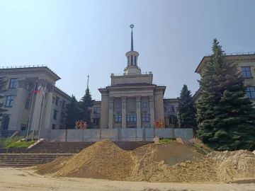 Специалисты из шеф-региона выполнили больше половины запланированных работ в реконструируемом сквере на Красной пощади
