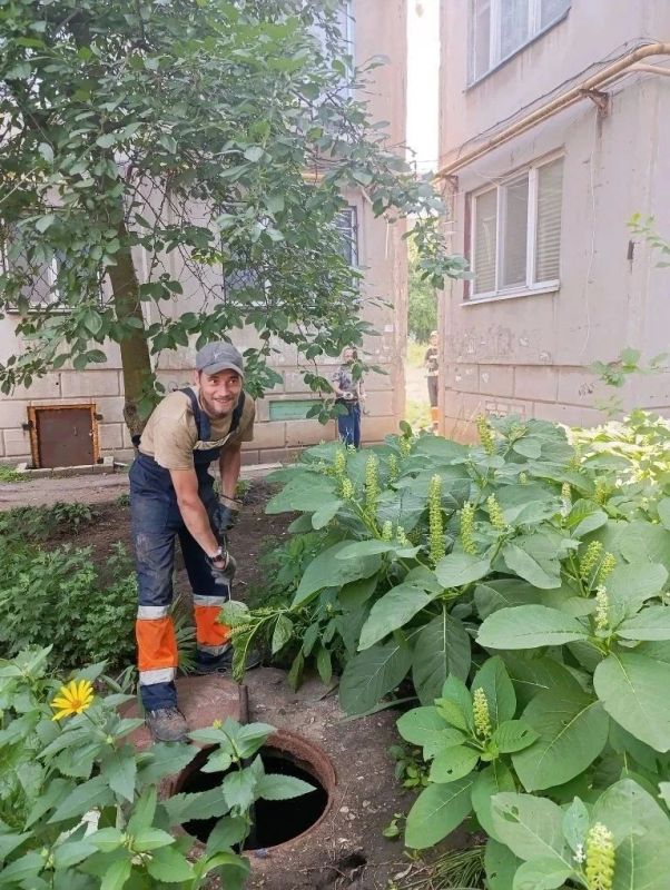 Ежедневные работы по благоустройству в округе продолжаются Ежедневные работы по благоустройству в округе продолжаются