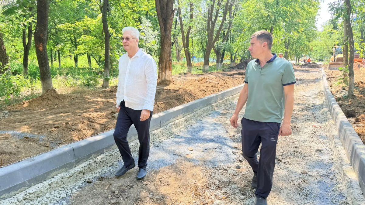Проинспектировал ход работ в парке имени «Молодой гвардии» — здесь специалисты подрядной организации продолжают выполнять второй этап благоустройства