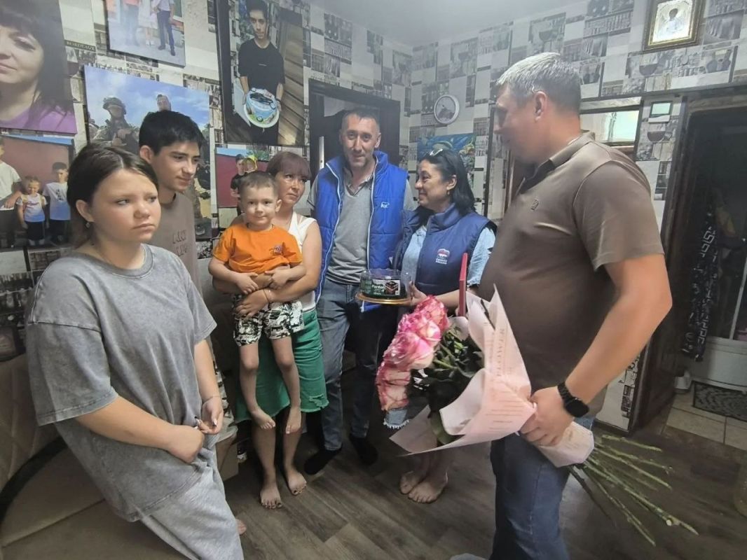 В День семьи, любви и верности вместе с коллегами-депутатами поздравили семью Сердюк В День семьи, любви и верности вместе с коллегами-депутатами поздравили семью Сердюк