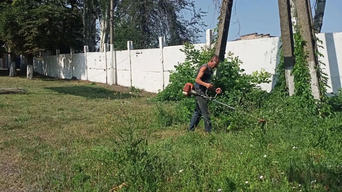 Работы по благоустройству и уборке городских территорий продолжаются Работы по благоустройству и уборке городских территорий продолжаются