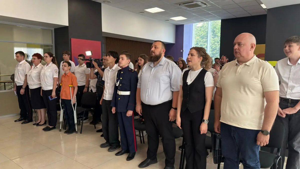 В День семьи, любви и верности в ЛНР впервые торжественно вручили паспорта РФ в расширенном составе