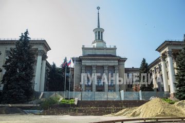 Руководители города Луганска проверили ход работ по реконструкции сквера имени Матусовского