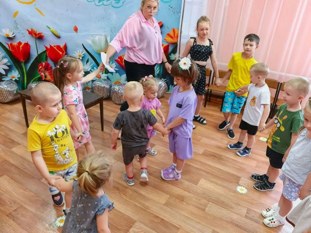 Сотрудники Детского центра Чернухинского музея провели познавательно — игровую программу для воспитанников детского сада «Ромашка», посвященную Дню любви, семьи и верности Сотрудники Детского центра Чернухинского музея провели познавательно — игровую программу для воспитанников детского сада «Ромашка», посвященную Дню любви, семьи и верности