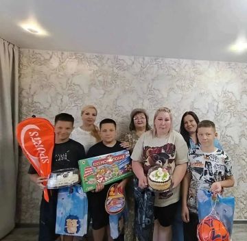 В Ровеньках поздравили многодетную опекунскую семью с Днем семьи, любви и верности