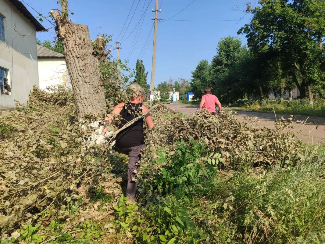 Сегодня на территории пгт. Запорожье прошел субботник по благоустройству территории Сегодня на территории пгт. Запорожье прошел субботник по благоустройству территории