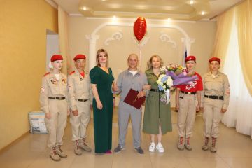 Любовь всё побеждает. Сегодня, в День семьи, любви и верности, побывала в нашем городском отделе ЗАГС