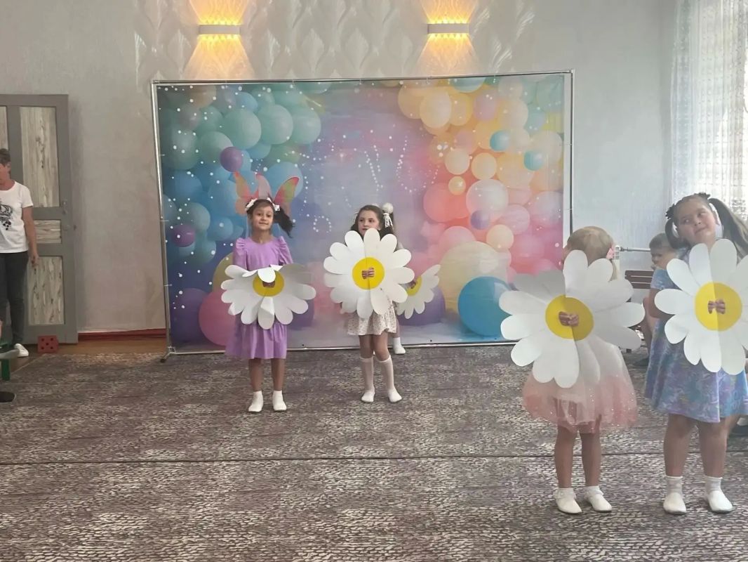Счастье там, где семья. В Ровеньковском ясли-саду «Уголёк» состоялось тематическое мероприятие с детьми на тему «Счастье там, где семья» в котором приняла участие начальник отдела по вопросам опеки, попечительства и... Счастье там, где семья. В Ровеньковском ясли-саду «Уголёк» состоялось тематическое мероприятие с детьми на тему «Счастье там, где семья» в котором приняла участие начальник отдела по вопросам опеки, попечительства и...