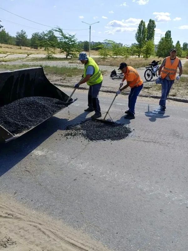 В рамках поддержания городской инфраструктуры МУП «ДЭП города Рубежное» продолжает ремонт дорожного покрытия В рамках поддержания городской инфраструктуры МУП «ДЭП города Рубежное» продолжает ремонт дорожного покрытия