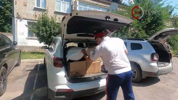 В День семьи, любви и верности казаки станичного казачьего общества «Станица Луганский Каменный Брод» передали гуманитарную помощь в Луганский гуманитарный штаб акции «Детям в руки» Благотворительного фонда «Страна для детей»