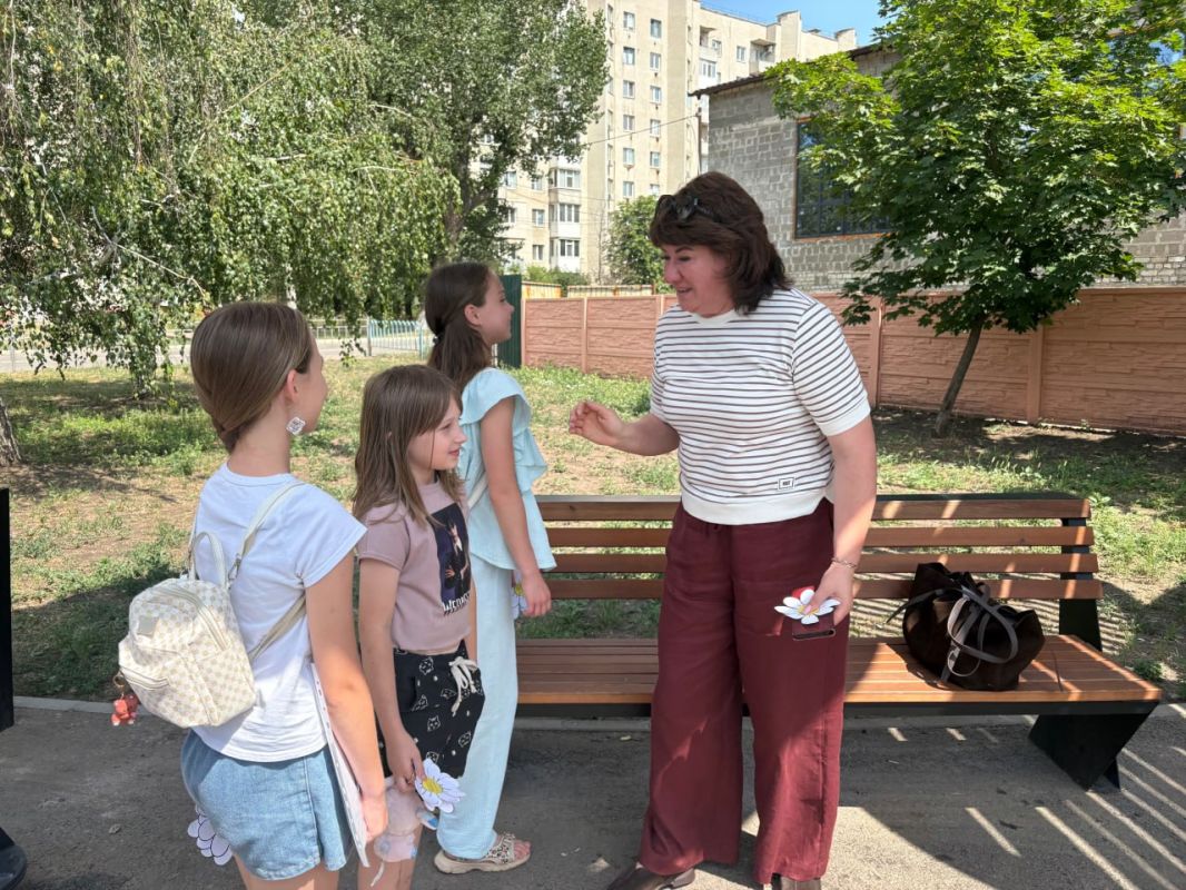 В День семьи, любви и верности волонтер Региональной общественной организации «Общество Красного Креста в Луганской Народной Республике» Галина Мамалюк вместе с ребятами, занимающимися по программе «Доступ к образованию»... В День семьи, любви и верности волонтер Региональной общественной организации «Общество Красного Креста в Луганской Народной Республике» Галина Мамалюк вместе с ребятами, занимающимися по программе «Доступ к образованию»...