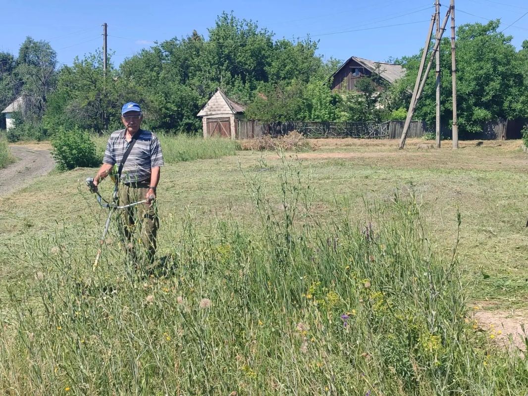 Сегодня на территории пгт. Запорожье прошел субботник по благоустройству территории Сегодня на территории пгт. Запорожье прошел субботник по благоустройству территории