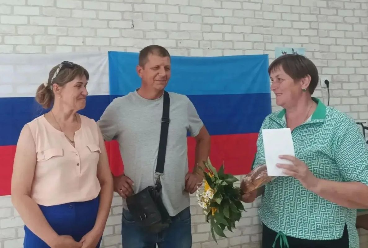 Праздник в каждый дом.. В День семьи, любви и верности стены десятков домов в селе Плугатарь стали теплее. Активисты первичного отделения №13 организовали адресные визиты с поздравлениями к тем, кто ежедневно проявляет... Праздник в каждый дом.. В День семьи, любви и верности стены десятков домов в селе Плугатарь стали теплее. Активисты первичного отделения №13 организовали адресные визиты с поздравлениями к тем, кто ежедневно проявляет...