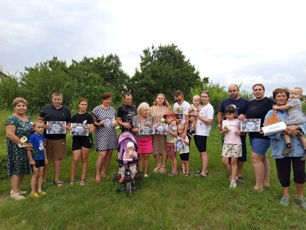 В День семьи, любви и верности специалисты отделения Троицкого района поздравили семьи с праздником В День семьи, любви и верности специалисты отделения Троицкого района поздравили семьи с праздником
