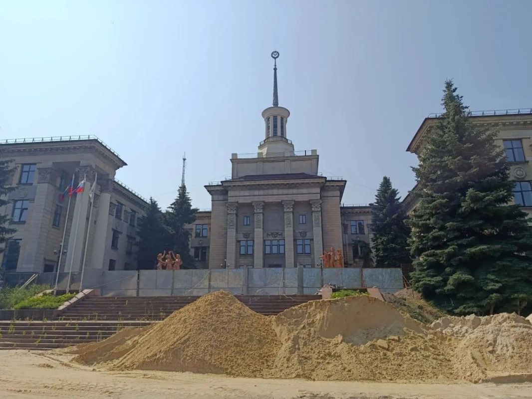Яна Пащенко: Специалисты из шеф-региона выполнили больше половины запланированных работ в реконструируемом сквере на Красной площади