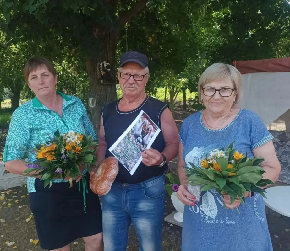 Праздник в каждый дом.. В День семьи, любви и верности стены десятков домов в селе Плугатарь стали теплее. Активисты первичного отделения №13 организовали адресные визиты с поздравлениями к тем, кто ежедневно проявляет... Праздник в каждый дом.. В День семьи, любви и верности стены десятков домов в селе Плугатарь стали теплее. Активисты первичного отделения №13 организовали адресные визиты с поздравлениями к тем, кто ежедневно проявляет...