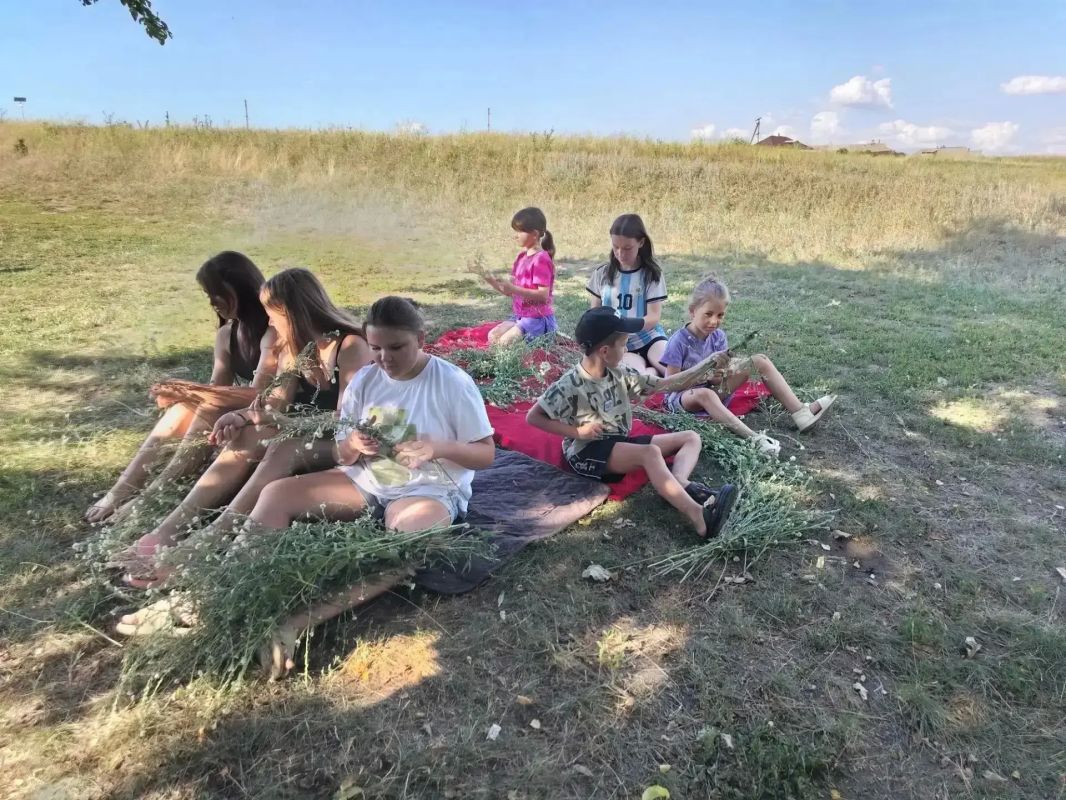 В честь одного из самых ярких праздников народного календаря — Ивана Купалы — в библиотеках Старобельского муниципального округа прошли познавательные мероприятия для детей В честь одного из самых ярких праздников народного календаря — Ивана Купалы — в библиотеках Старобельского муниципального округа прошли познавательные мероприятия для детей