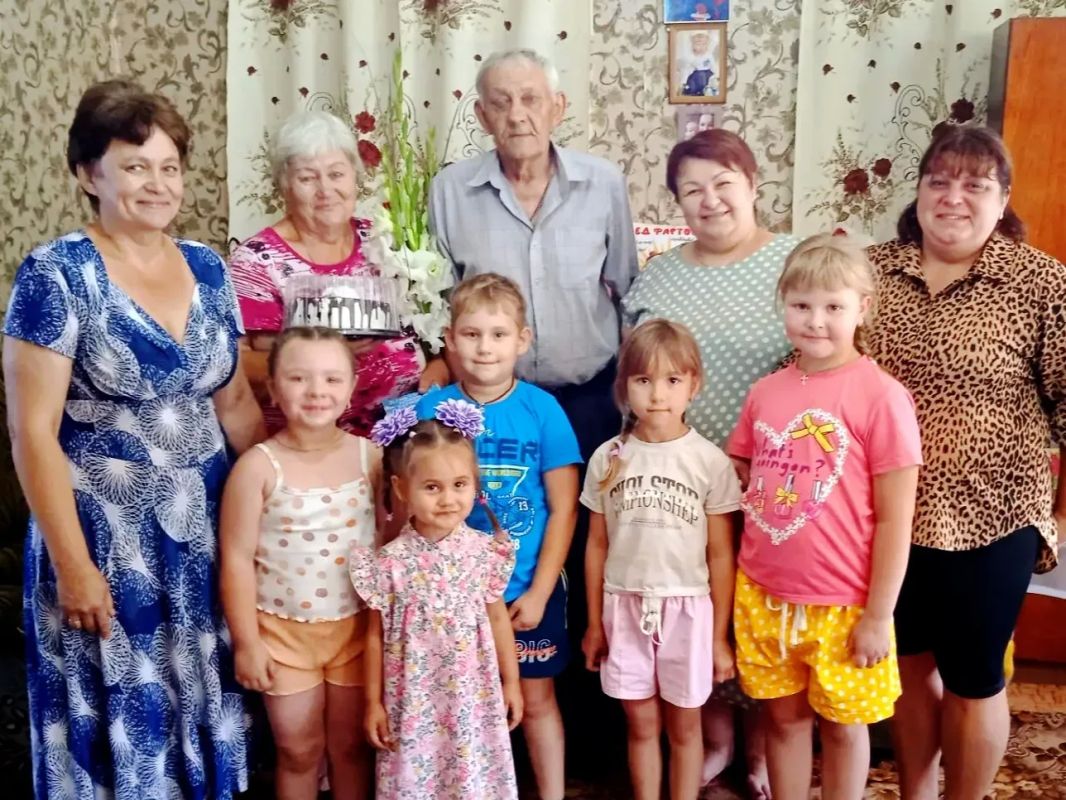Семейные ценности — в сердце народа: партийцы поздравили семьи с Днём семьи, любви и верности Семейные ценности — в сердце народа: партийцы поздравили семьи с Днём семьи, любви и верности