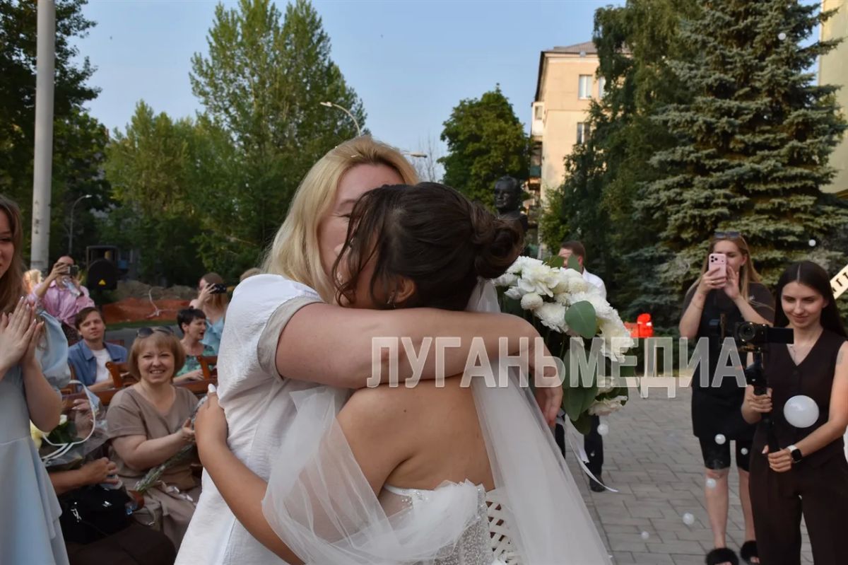 В Алчевске возле главного корпуса Донбасского государственного технического университета состоялась первая в истории вуза и республики церемония бракосочетания В Алчевске возле главного корпуса Донбасского государственного технического университета состоялась первая в истории вуза и республики церемония бракосочетания