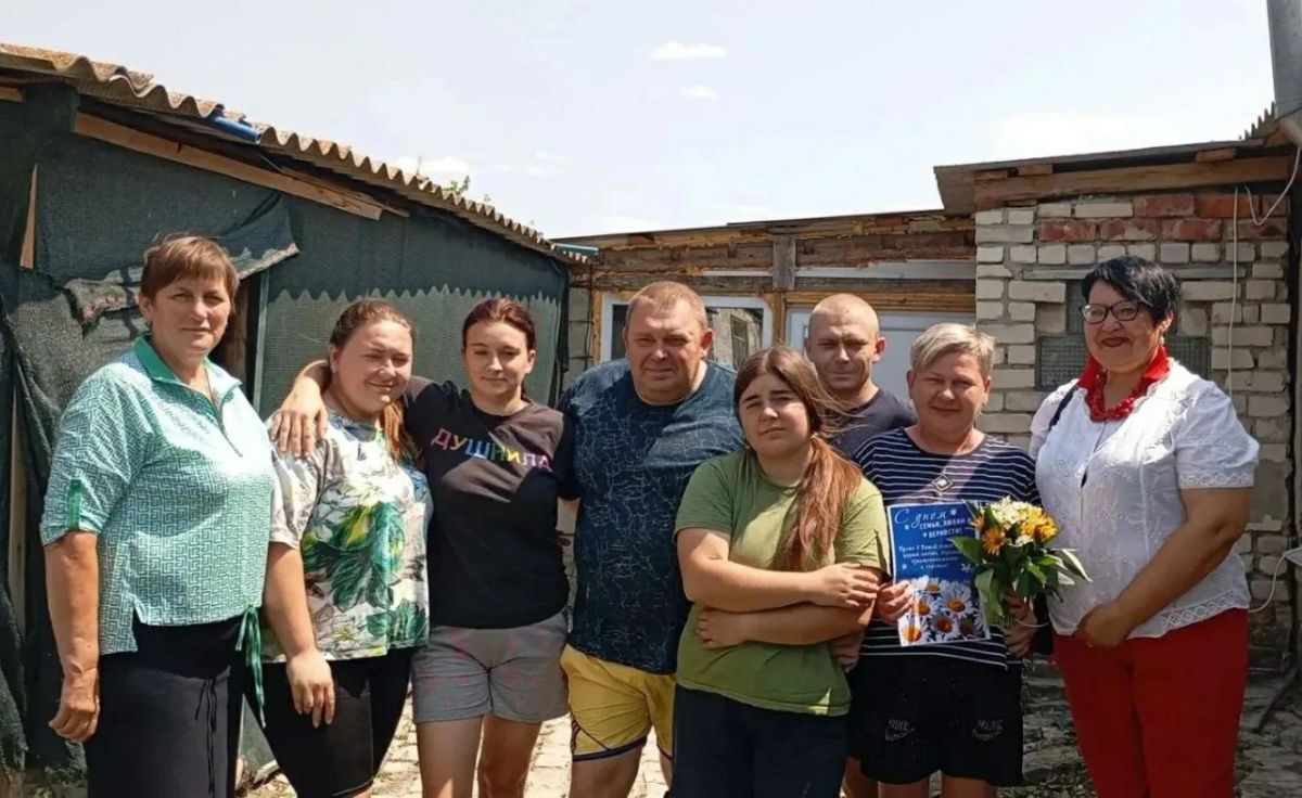 Праздник в каждый дом.. В День семьи, любви и верности стены десятков домов в селе Плугатарь стали теплее. Активисты первичного отделения №13 организовали адресные визиты с поздравлениями к тем, кто ежедневно проявляет... Праздник в каждый дом.. В День семьи, любви и верности стены десятков домов в селе Плугатарь стали теплее. Активисты первичного отделения №13 организовали адресные визиты с поздравлениями к тем, кто ежедневно проявляет...