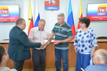 Председатель ТИК вручил удостоверение депутату Совета Новоайдарского муниципального округа