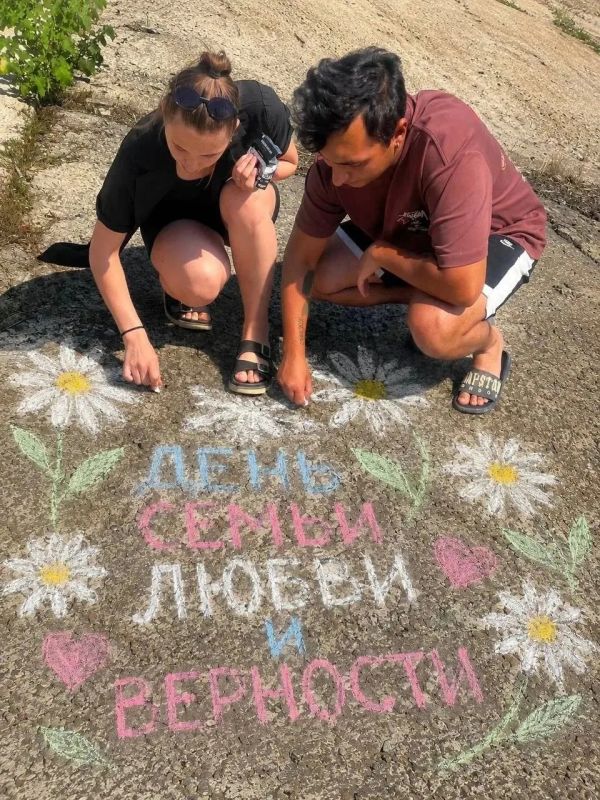 Праздничную акцию провели творческие коллективы Дворца культуры им. Ленина