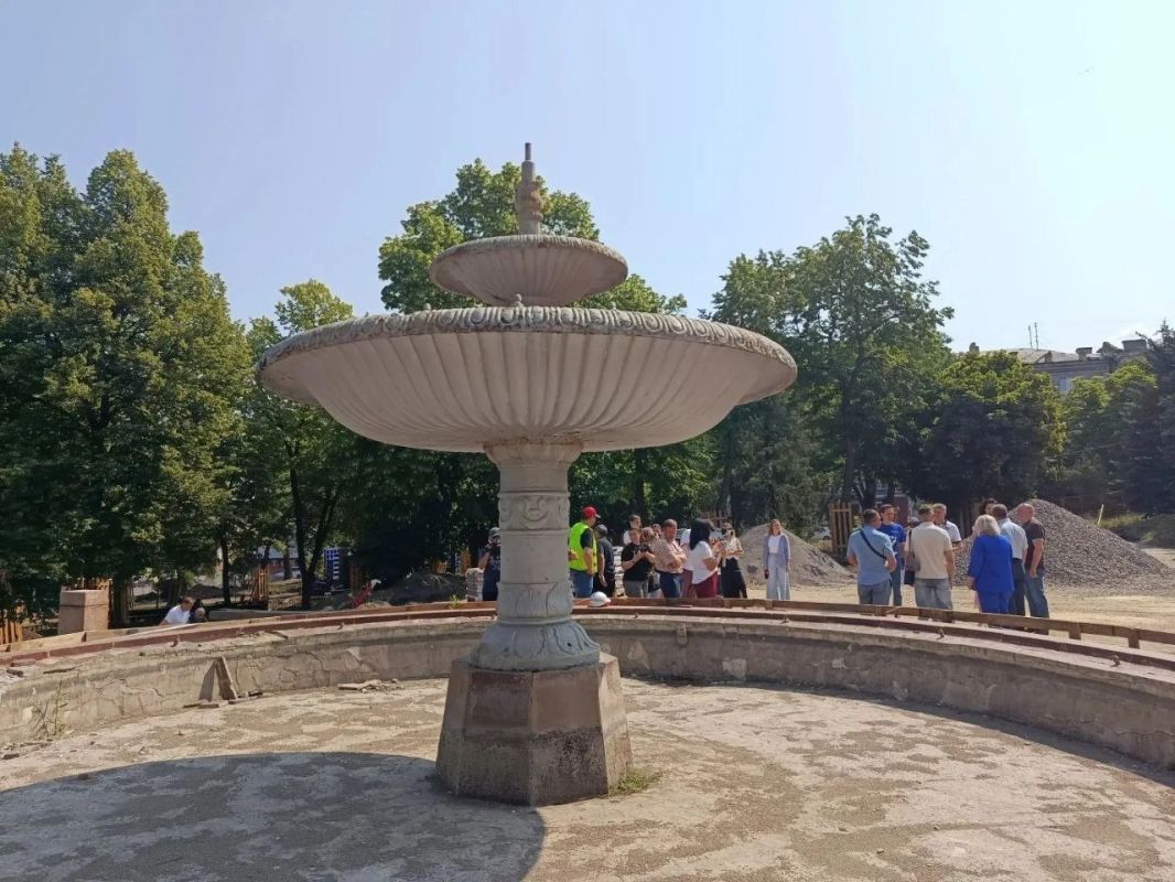 Яна Пащенко: Специалисты из шеф-региона выполнили больше половины запланированных работ в реконструируемом сквере на Красной площади Яна Пащенко: Специалисты из шеф-региона выполнили больше половины запланированных работ в реконструируемом сквере на Красной площади