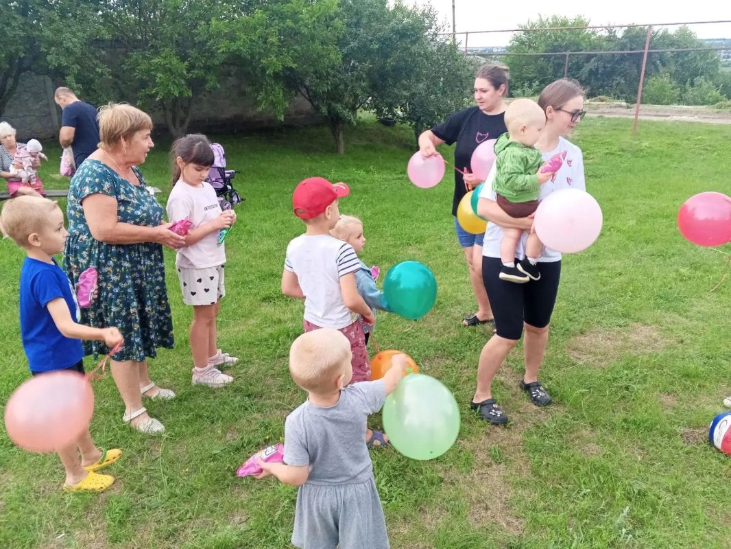 В День семьи, любви и верности специалисты отделения Троицкого района поздравили семьи с праздником