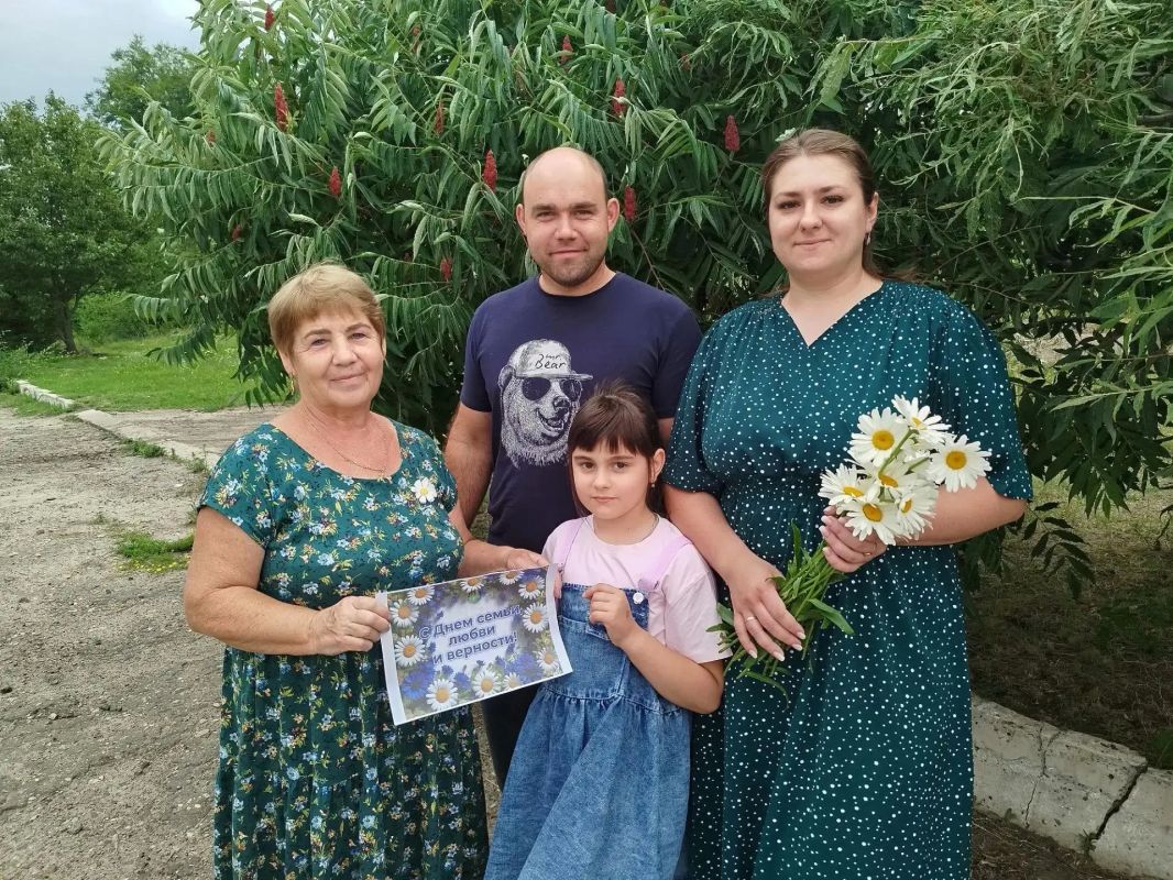 В День семьи, любви и верности специалисты отделения Троицкого района поздравили семьи с праздником В День семьи, любви и верности специалисты отделения Троицкого района поздравили семьи с праздником