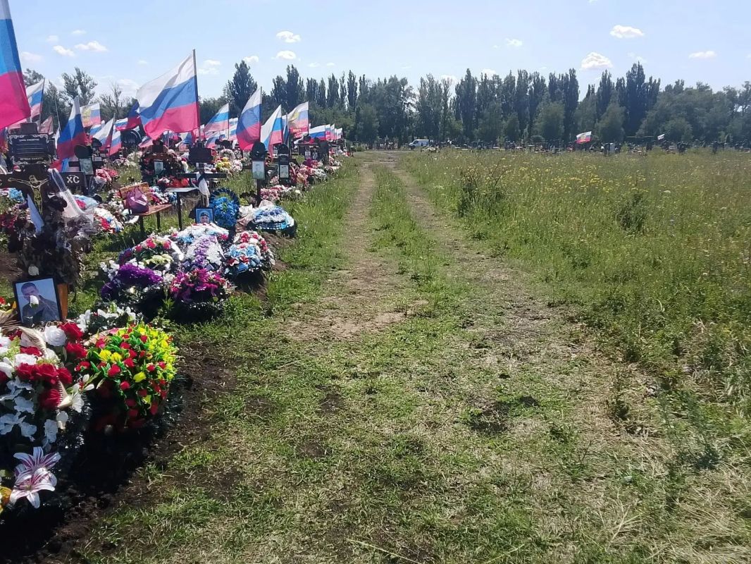 Сотрудники МБУ «Ритуальная служба города Ровеньки Луганской Народной Республики» провели плановые работы по благоустройству кладбища «Центральное» Сотрудники МБУ «Ритуальная служба города Ровеньки Луганской Народной Республики» провели плановые работы по благоустройству кладбища «Центральное»