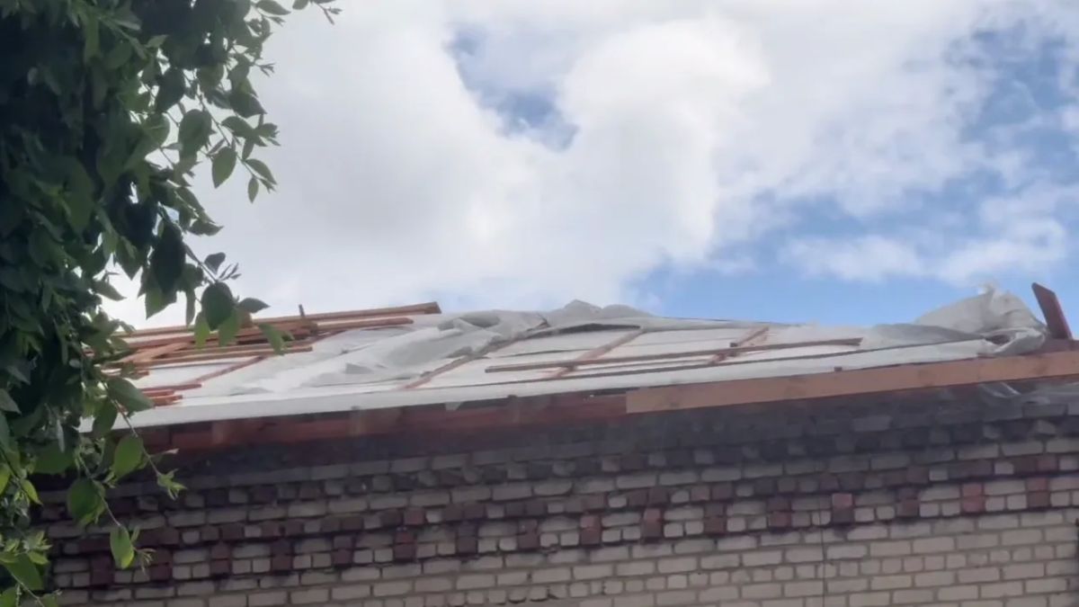 В Краснодонском муниципальном округе в рамках специального инфраструктурного проекта продолжаются работы по капитальному ремонту кровель В Краснодонском муниципальном округе в рамках специального инфраструктурного проекта продолжаются работы по капитальному ремонту кровель