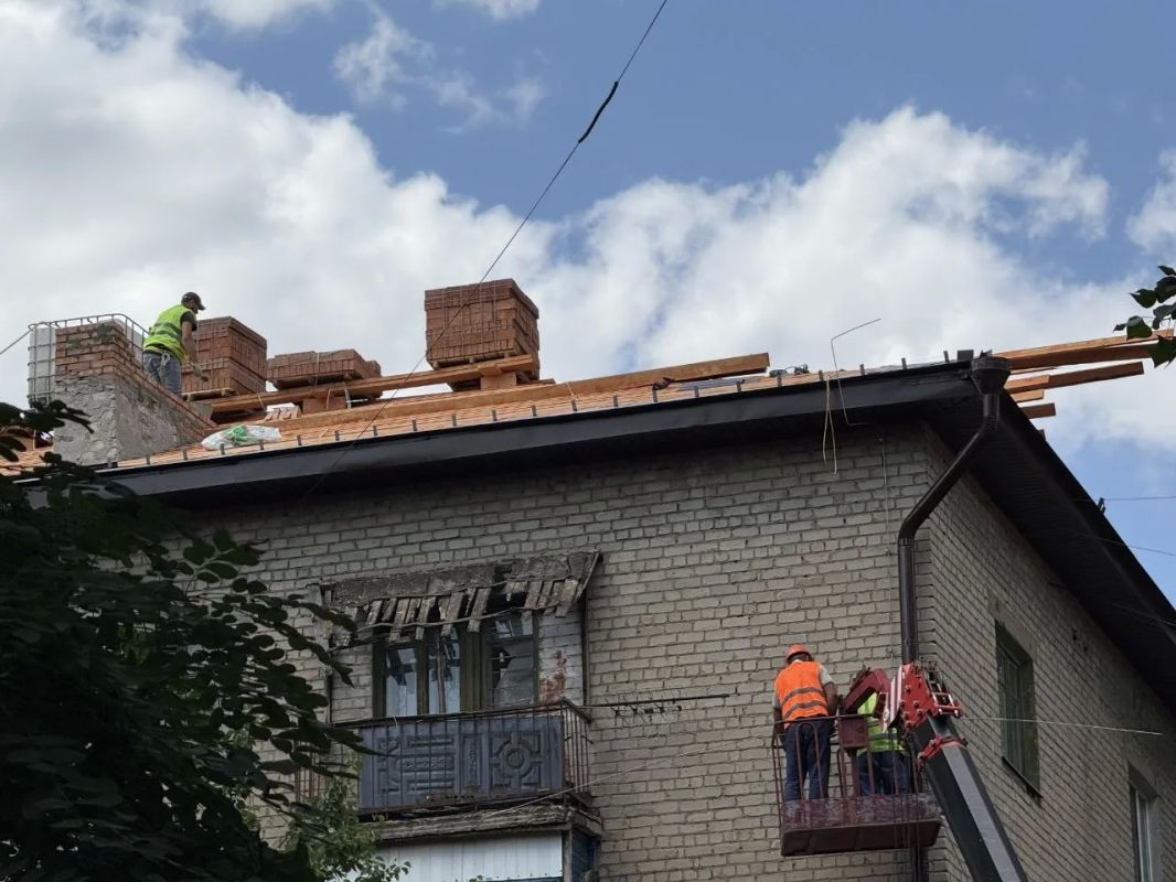В Краснодонском муниципальном округе в рамках специального инфраструктурного проекта продолжаются работы по капитальному ремонту кровель В Краснодонском муниципальном округе в рамках специального инфраструктурного проекта продолжаются работы по капитальному ремонту кровель
