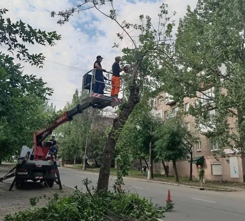 Коммунальными службами проведены работы на территории города Коммунальными службами проведены работы на территории города