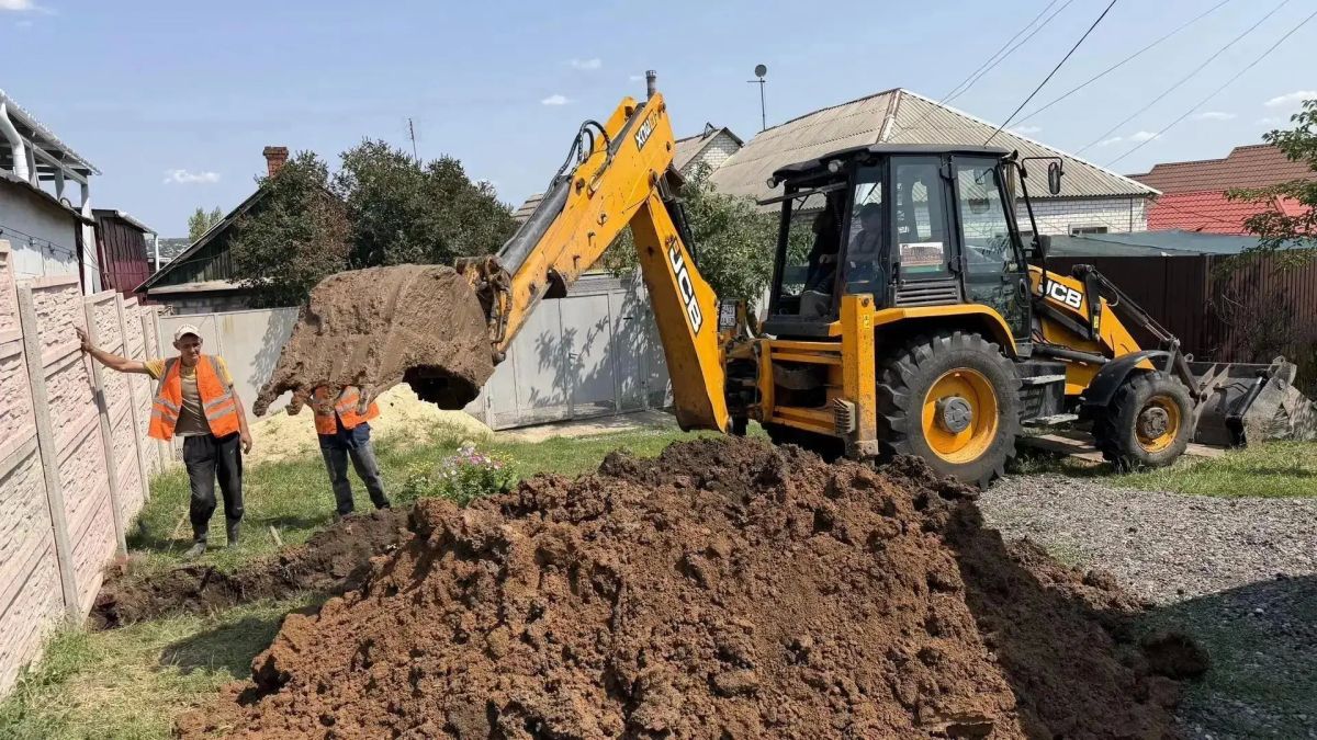 В Луганске на улице братьев Палкиных устранили порыв трубы диаметром 100 мм В Луганске на улице братьев Палкиных устранили порыв трубы диаметром 100 мм